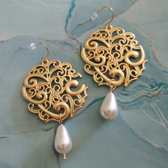 Gorgeous Pearl Earrings - Picture 1 of 4